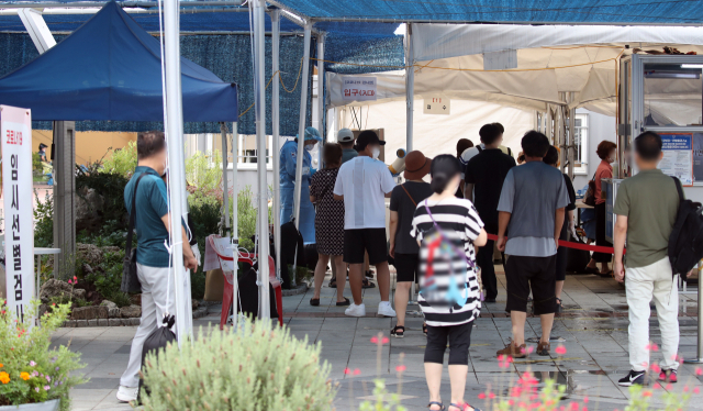 10일 서울 구로구 구로역 광장 임시 선별검사소에서 시민들이 검사를 받기 위해 줄을 서 있다./연합뉴스