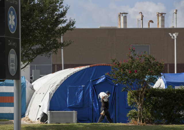 미국에서 코로나19 신규 환자가 급증하는 가운데 9일(현지 시간) 텍사스주의 한 병원 외부에 넘쳐 나는 환자를 수용하기 위한 임시 텐트가 설치되고 있다. /AP연합뉴스