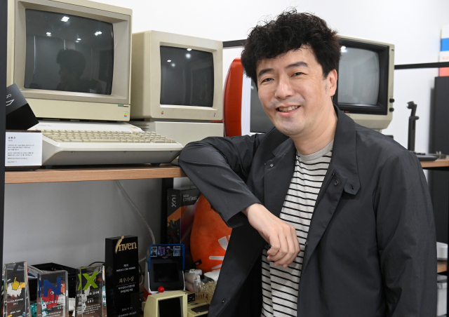 김동건 데브캣 대표가 그의 사무실에 전시해놓은 구형 애플 컴퓨터들 앞에서 포즈를 취하고 있다. 그가 학창 시절 처음으로 프로그래밍을 배우고 게임을 만드는 과정에서 실제로 사용했던 기기들이다. /성형주 기자