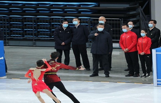 시진핑 중국 국가주석이 지난 1월 베이징의 동계올림픽 경기장을 시찰하며 관계자들에게 지시를 내리고 있다. /AP연합뉴스