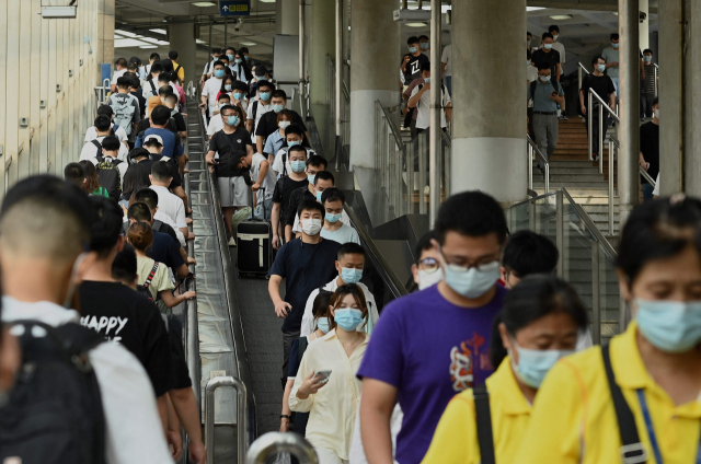 지난 9일 중국 베이징의 지하철에서 시민들이 이동하고 있다. 코로나19 재확산에 따라 방역조치가 강화되면서 한때 벗었던 마스크를 다시 착용한 모습이다. /AFP연합뉴스
