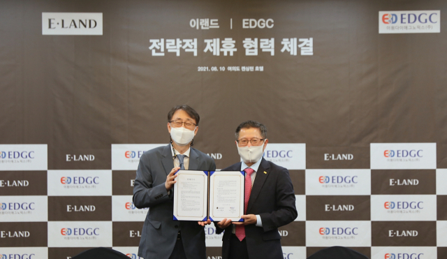 서울 여의도 켄싱턴호텔에서 이랜드와 EDGC가 디지털 헬스케어 분야 협업을 위한 업무 협약을 10일 체결했다.왼쪽부터 최형욱 이랜드 최고전략책임자 부사장, 신상철 EDGC 대표이사