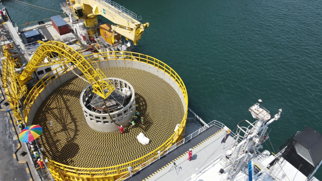 LS전선 직원들이 강원도 동해시 동해항에서 특수 설비를 활용해 해저케이블을 선적하고 있다./사진제공=LS전선