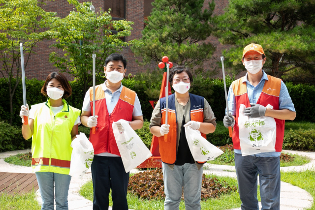 11일 서울 종로구 광화문 일대에서 김경희(왼쪽부터) 사회복지공동모금회 사회공헌본부장, 이성훈 SK이노베이션 노동조합위원장, 권미영 한국중앙자원봉사센터장, 임수길 SK이노베이션 부사장이 산해진미 플로깅 자연봉사 캠페인을 진행하고 있다. /사진제공=SK이노베이션