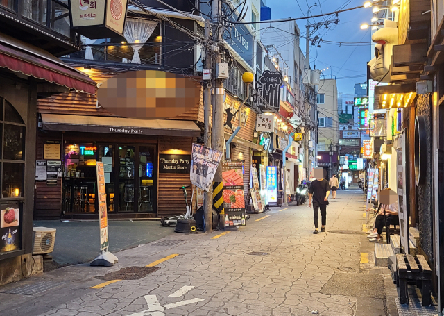 부산지역 사회적 거리두기 4단계 시행 첫날인 10일 저녁 부산시 부산진구 서면거리가 한산하다. /연합뉴스