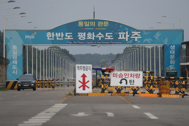 북한이 한미연합훈련 사전연습 시작을 비난하며 대가를 치를 것이라고 경고하고 나선 11일 경기도 파주시 통일대교 남단에 평소처럼 바리케이드가 놓여 있다. /연합뉴스