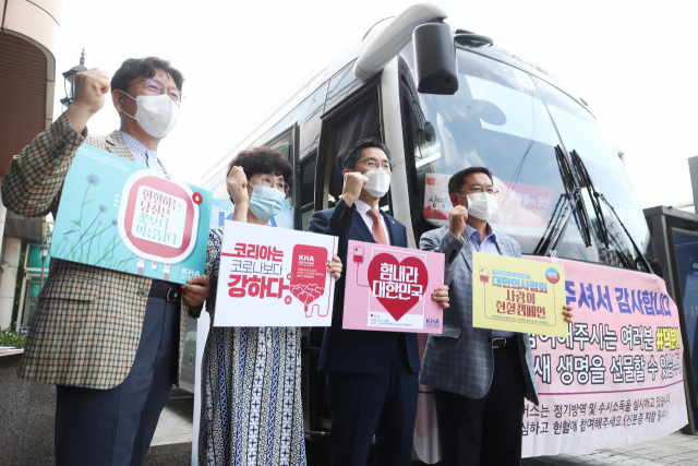 이필수(왼쪽 세 번째) 대한의사협회장이 11일 오후 서울 용산구 대한의사협회 임시회관 앞 적십자 헌혈버스 앞에서 협회 임원들과 ‘코로나19 혈액 수급난 해결 방안 모색 캠페인’ 활동을 하고 있다. /연합뉴스