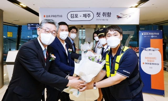 국내 최초의 하이브리드 항공사(HSC) 에어프레미아가 11일 김포공항에서 김포-제주 노선의 첫 운항을 알리는 취항식을 가졌다./사진제공=에어프레미아