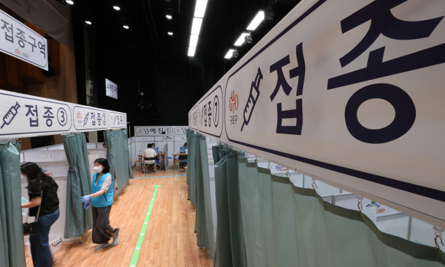 지난 10일 오후 서울 구로구민회관에 마련된 구로구예방접종센터에서 한 시민이 백신 접종실로 입장하고 있다. /연합뉴스