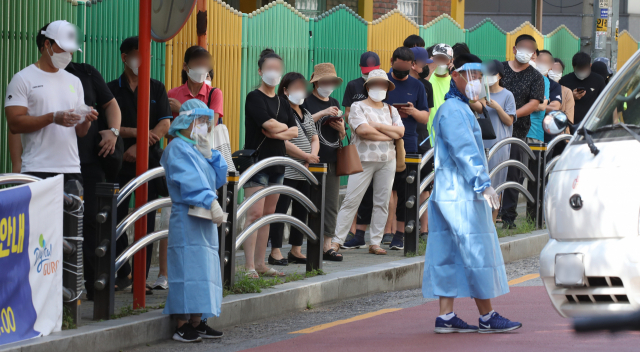 10일 서울 구로구 보건소 선별진료소에서 시민들이 검사를 받기 위해 길게 줄을 서 있다. /연합뉴스