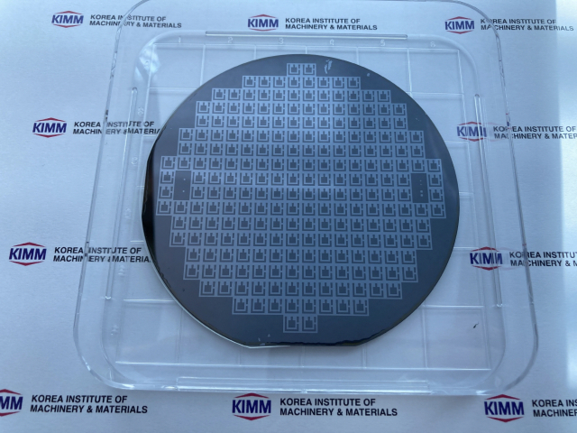 한국기계연구원 연구진이 선폭 400㎚급 레이저 직접 리소그래피 장비로 제작한 웨이퍼. 사진제공=한국기계연구원