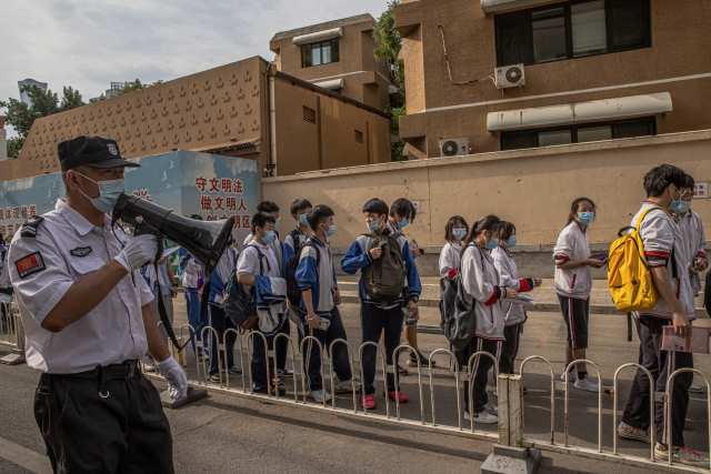 중국 대학입학능력시험인 '가오카오'(高考) 첫날인 지난 6월7일 베이징에서 마스크를 착용한 수험생들이 시험장이 마련된 한 학교에 입장하기 위해 줄지어 서 있다. /EPA연합뉴스