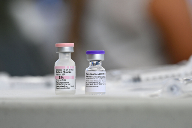 11일 미국 캘리포니아 로스앤젤레스의 백신 접종 센터에 화이자 신종 코로나바이러스 감염증(코로나19) 백신이 놓여있다. /AFP연합뉴스