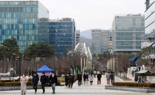 지난해 11월 왼편에는 NHN, 오른편에는 넥슨 사옥이 보이는 경기 성남 판교테크노밸리의 거리에서 점심을 맞아 밖으로 나온 직장인들이 산책을 하고 있다. /성남=권욱 기자