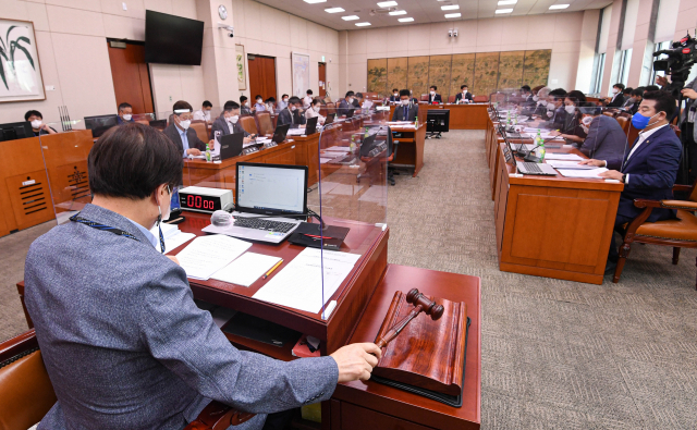 도종환 국회 문화체육관광위원장이 10일 서울 여의도 국회에서 열린 문화체육관광위원회 전체회의에서 의사봉을 두드리고 있다. 문체위는 이날 '언론중재 및 피해구제 등에 관한 법률 개정안'을 심의했다. /연합뉴스