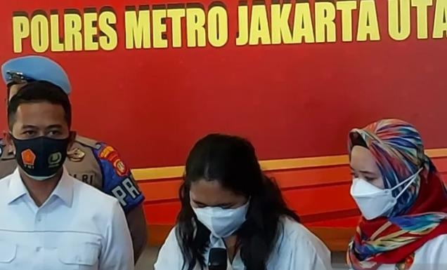 인도네시아에서 '빈 주사기'로 코로나19 백신을 접종한 간호사가 기자회견에서 눈물을 흘리며 사과하고 있다./안타라통신
