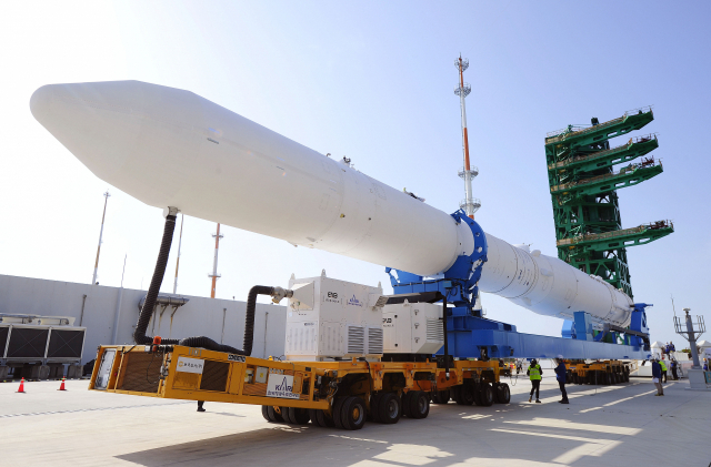 전남 고흥군 나로우주센터에서 한국형발사체(KSLV-Ⅱ) 누리호 인증모델(QM)이 발사대로 옮겨지고 있다. /사진 제공=한국항공우주연구원