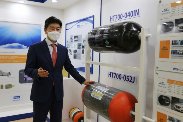 홍상 일진하이솔루스 대표가 넥쏘에 탑재되는 수소연료탱크에 대해 설명하고 있다. /사진 제공=일진하이솔루스