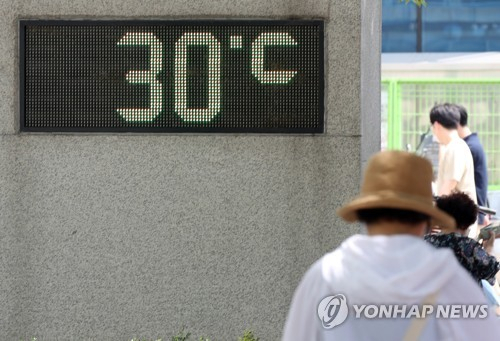 절기상 말복인 지난 10일 일부 중부지역의 폭염특보가 해제된 가운데 서울 성동구 성수동 한 거리에 기온이 표시되고 있다./연합뉴스