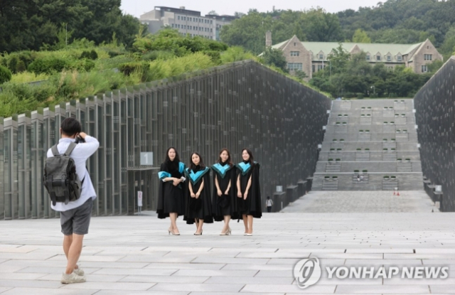 12일 오후 서울 한 대학교에서 하계 졸업생들이 기념 촬영을 하고 있다./연합뉴스