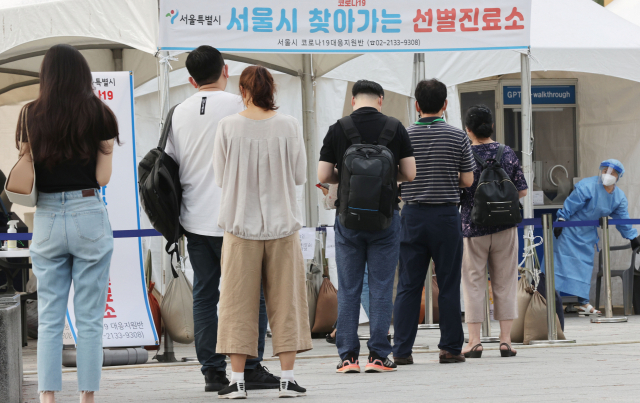 12일 서울 서대문구 선별진료소에 시민들이 줄을 서 있다. /연합뉴스