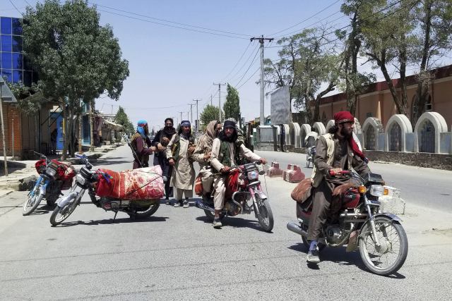 12일(현지시간) 아프가니스탄 가즈니주의 주도인 가즈니 시내에서 이슬람 무장조직 탈레반 전투 요원들이 순찰활동을 벌이고 있다. /AP연합뉴스