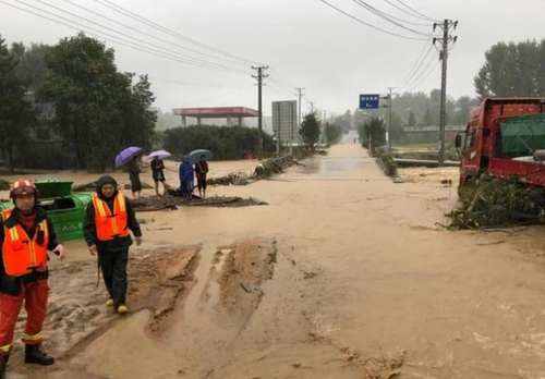 중국 후베이성 류린(柳林)진 지역에 폭우가 내린 피해 현장. /펑파이신문 캡처
