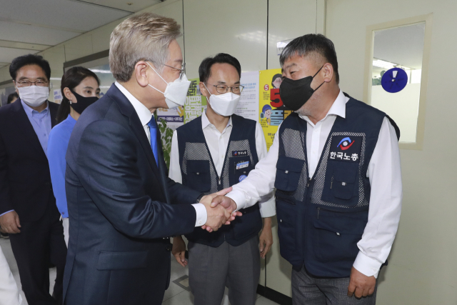 이재명 경기지사(왼쪽)가 13일 서울 여의도 한국노총을 방문, 김동명 한국노총 위원장과 인사하고 있다. / 연합뉴스