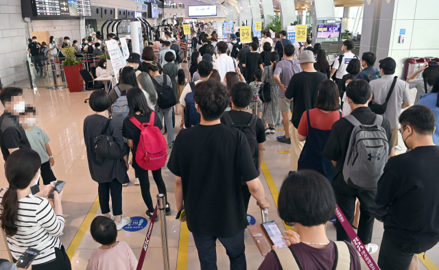 [포토뉴스] 광복절 연휴 북적이는 김포공항