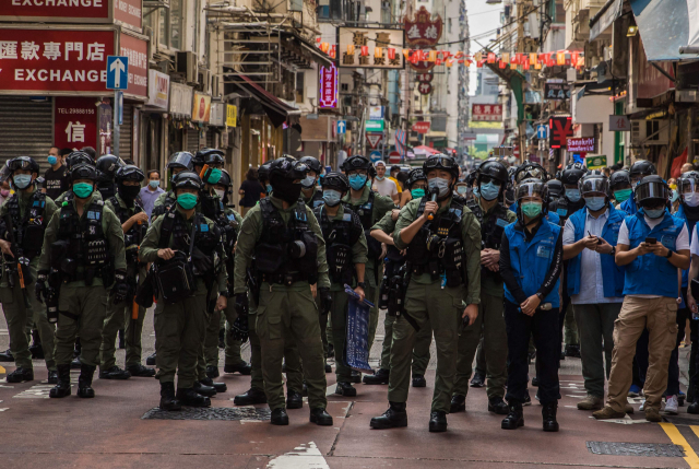 지난해 9월 6일 홍콩 시위 진압에 나선 경찰의 모습. 그로부터 1년후 홍콩을 탈출하는 홍콩인들이 크게 늘고 있다. /AFP연합뉴스
