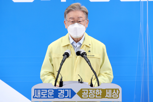 '모든 경기도민에 지원금' …정부와 따로가는 이재명