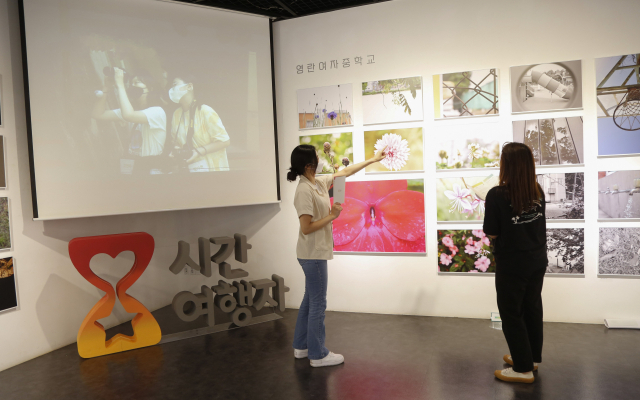 13일 서울 혜화동 혜화아트센터에서 열린 ㈜두산 청소년 정서함양 사회공헌 프로그램 ‘시간여행자’ 전시회 작품을 관람객들이 둘러보고 있다./사진 제공=㈜두산