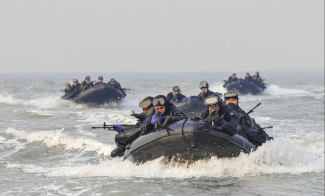 해병대 제2사단을 비롯한 한미 정예 장병들이 지난 2015년 2월 9일 한미연합훈련의 일환으로 상륙 훈련을 하고 있다. /사진 제공=국방부