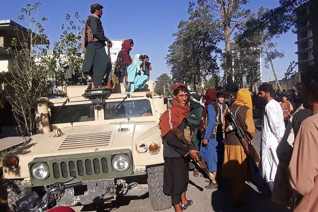 미군 철수 이후 이슬람 무장 세력 탈레반이 아프가니스탄의 주요 지역을 파죽지세로 점령해나가는 가운데 13일(현지 시간) 아프간 제3의 도시 헤라트에서 탈레반 조직원들이 미군이 버리고 간 군용 트럭에 올라가 주변을 살피고 있다. /AFP연합뉴스