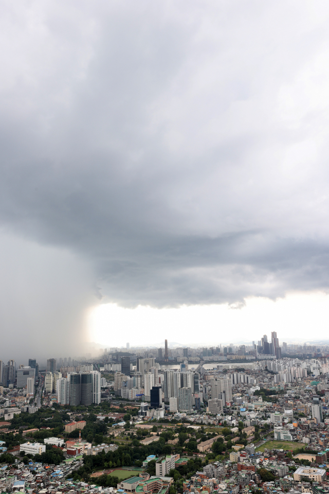 전국적인 무더위 속에 소나기가 내린 8일 오후 서울 하늘에 먹구름이 가득하다./연합뉴스