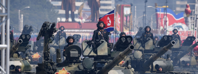북한군이 열병식을 치르며 자국의 무력을 선전하는 모습. 북한은 핵무력을 상당수준 고도화한데 이어 탱크 등 재래식 무기도 현대화하는 작업을 하며 대남압박 전술을 펴고 있다. 사진출처=CSIS
