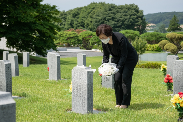 정영애 여성가족부 장관이 13일 충남 천안에 위치한 국립 망향의 동산을 방문해 일본군 위안부 피해자를 추모하고 있다./사진제공=여성가족부