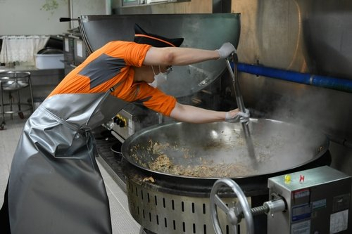 경기도 고양에 위치한 한 공군 부대 소속 조리병이 지난 6월 오후 부대 내 취사장에서 저녁식사 준비를 하고 있다./사진 제공=국방부