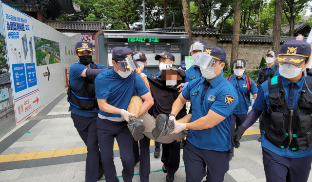 14일 오전 보수단체들이 광복절 행사를 강행하면서 서울 도심 곳곳에선 실랑이가 벌어졌다. /연합뉴스