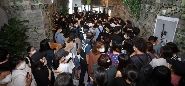 지난 13일 서울 영등포구에 위치한 '머지플러스' 본사에 환불을 요구하는 가입자들이 모여 있다./연합뉴스
