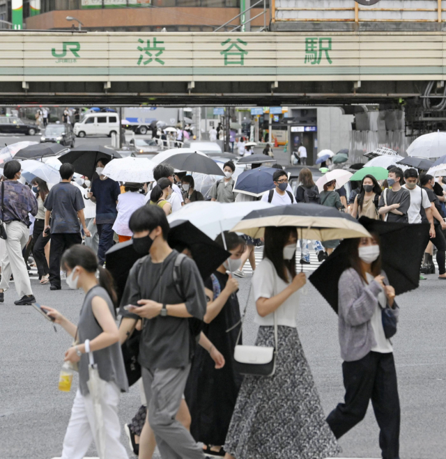 지난 12일 오후 일본 도쿄도(東京都) 시부야(澁谷)구 시부야역 앞 교차로가 행인들로 붐비고 있다. 일본의 신종 코로나바이러스 감염증(코로나19) 신규 확진자는 이날까지 이틀 연속 최다 기록을 경신했다. /연합뉴스