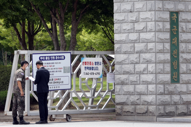 14일 대전 유성구 국군대전병원 정문에서 장병이 대화하고 있다. 국군대전병원에는 남성 상사에게 성추행 피해를 입었다는 신고를 한 후 숙소에서 숨진 채 발견된 해군 여성 중사 빈소가 차려졌다./대전=연합뉴스