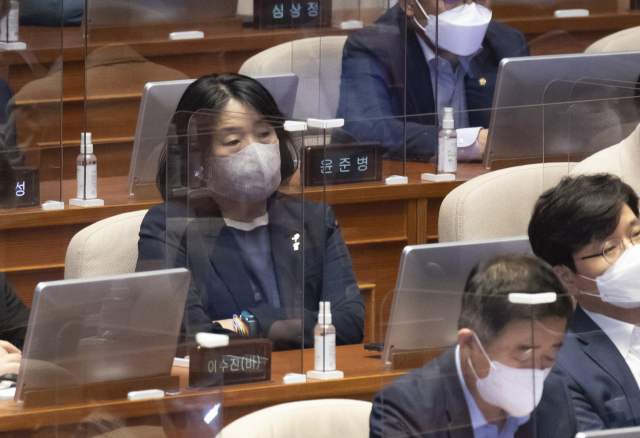무소속 윤미향 의원이 가 8일 국회 본회의에 참석하고 있다./서울경제DB