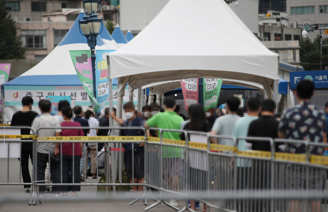 지난 14일 오전 서울역 광장에 마련된 중구임시선별검사소에서 시민들이 검사를 받기 위해 기다리고 있다. /연합뉴스