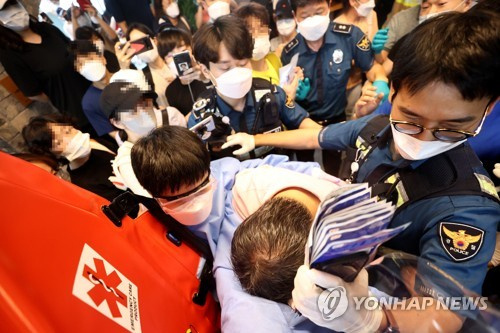 13일 오후 서울 영등포구에 위치한 결제플랫폼 회사 '머지포인트' 본사에서 환불을 요구하는 가입자들과 직원 통행로를 확보 중인 경찰이 실랑이를 벌이고 있다. /연합뉴스