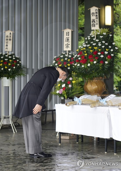 스가 요시히데(菅義偉) 일본 총리는 15일 오전 도쿄 지도리가후치(千鳥ケ淵)에 있는 전몰자묘원에 헌화했다. /연합뉴스