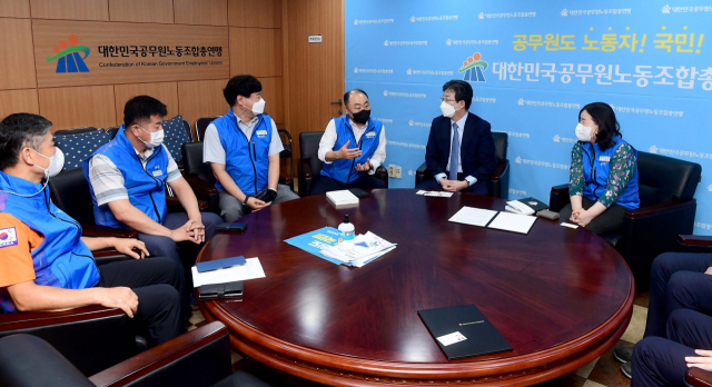 국민의힘 유승민 대선예비후보가 지난 11일 서울 용산구 대한민국공무원노동조합총연맹에서 열린 ‘20대 대선 유승민 예비후보와 공노총 대선정책기획단 간담회’에서 공노총 관계자들과 대화하고 있다./국회사진기자단 2021.08.11