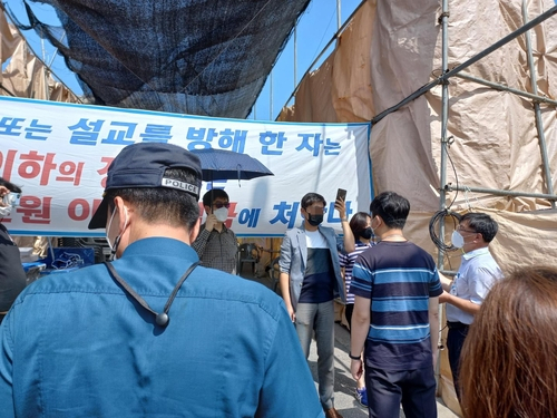 15일 오전 사랑제일교회 입구에서 대치 중인 공무원들과 사랑제일교회 변호인단. /연합뉴스