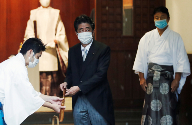 아베 신조 전 일본 총리가 15일 야스쿠니 신사를 참배했다. /로이터연합뉴스