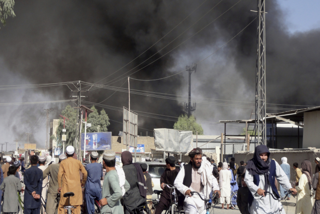 12일(현지시간) 아프가니스탄 정부군과 탈레반 반군의 전투가 벌어지고 있는 제2대 도시 칸하다르 주변에서 연기가 치솟고 있다. /AP연합뉴스